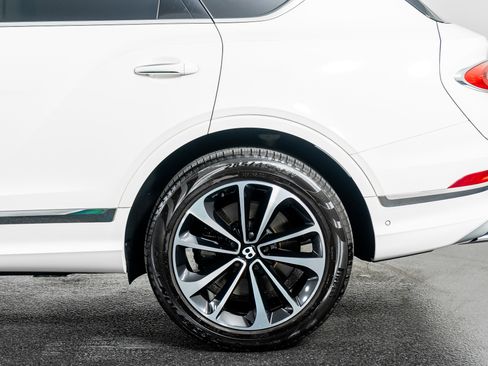 Used 2023 Bentley Bentayga Extended Wheelbase image 17