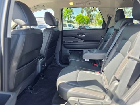 Used 2023 Nissan Pathfinder SL FWD image 15