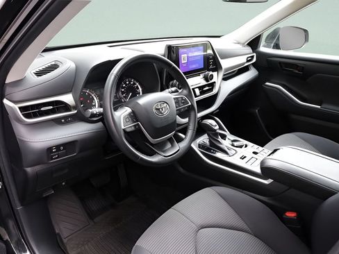 Used 2023 Toyota Highlander LE AWD/4WD image 31