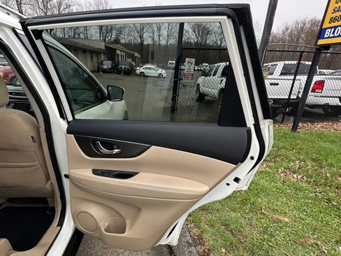 Used 2015 Nissan Rogue SV w/ SV Moonroof Package image 29