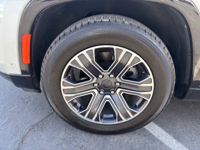 Used 2024 Jeep Wagoneer L Series II RWD image 9