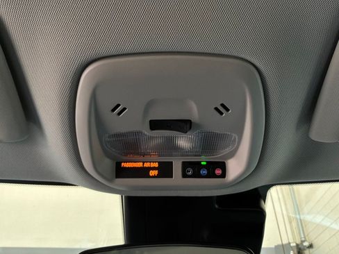 Used 2025 Chevrolet Trax LT FWD image 16