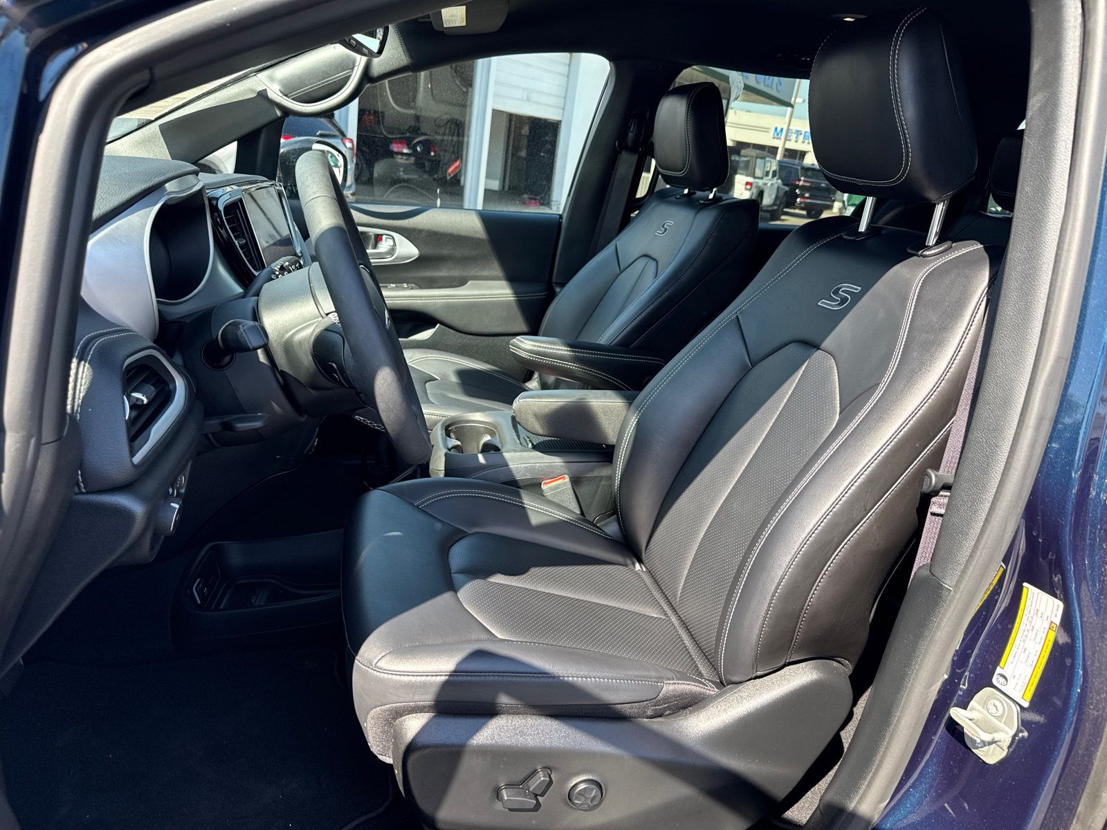 Used 2024 Chrysler Pacifica Limited FWD image 9