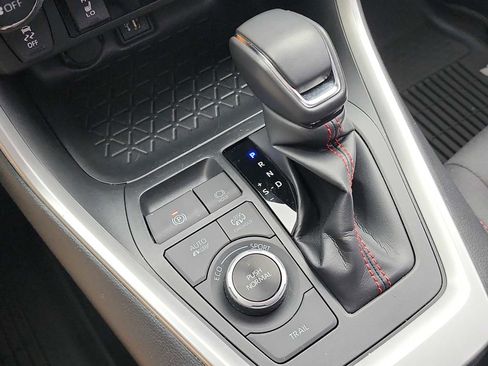 Used 2024 Toyota RAV4 SE image 21