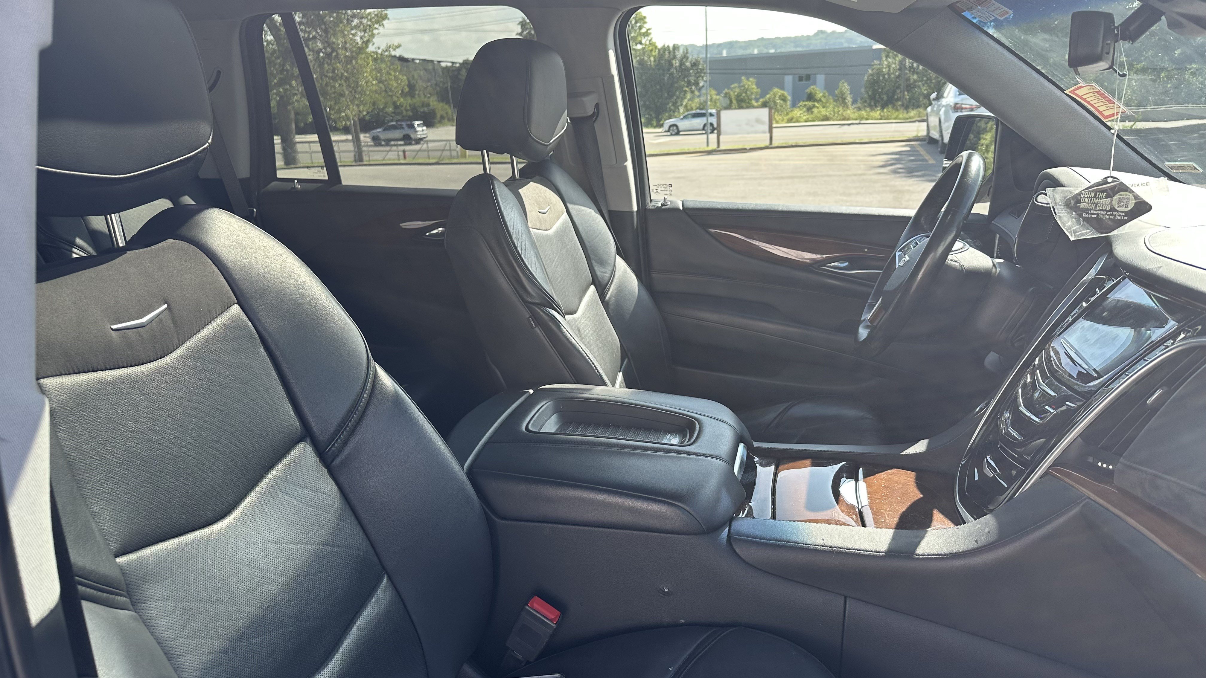 Used 2020 Cadillac Escalade Luxury w/ Escalade Sport Edition AWD/4WD image 33