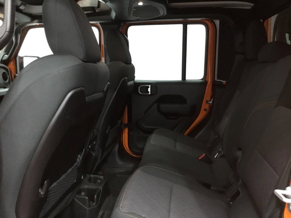 Used 2025 Jeep Gladiator Mojave AWD/4WD image 12