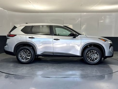 Used 2024 Nissan Rogue S AWD/4WD image 2