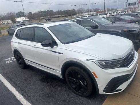 Used 2023 Volkswagen Tiguan SE R-Line image 8