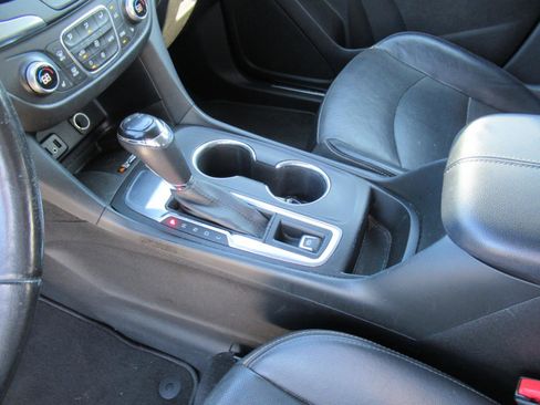 Used 2018 Chevrolet Equinox Premier FWD image 18