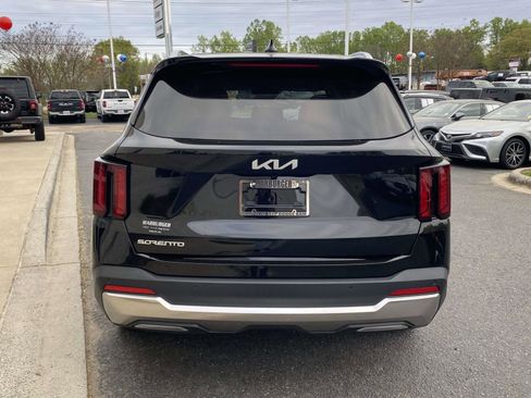 Used 2024 Kia Sorento S image 6