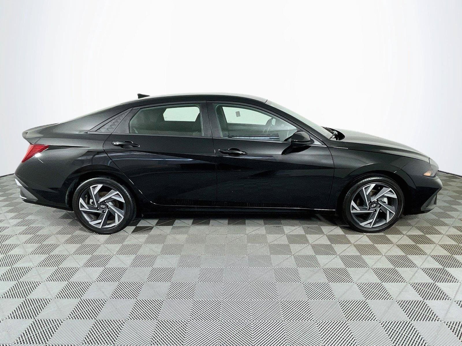Certified 2025 Hyundai Elantra SEL FWD image 11