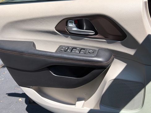 Used 2017 Chrysler Pacifica LX FWD image 24