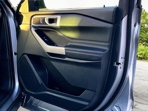 Used 2021 Ford Explorer XLT image 24