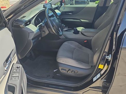 Used 2021 Toyota Venza LE AWD/4WD image 4