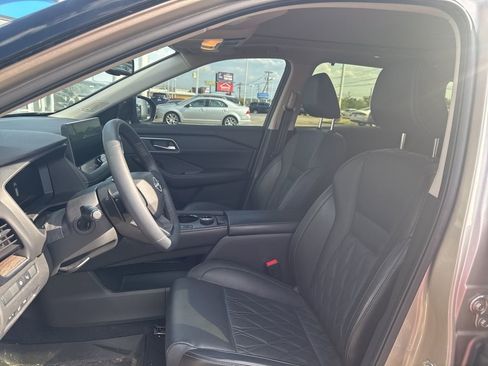 Used 2025 Nissan Rogue Platinum w/ Platinum Premium Package image 4