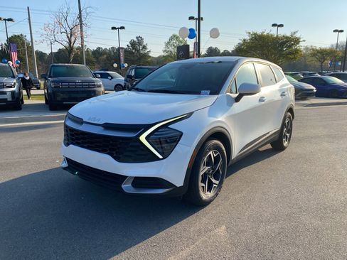 Used 2024 Kia Sportage LX image 2