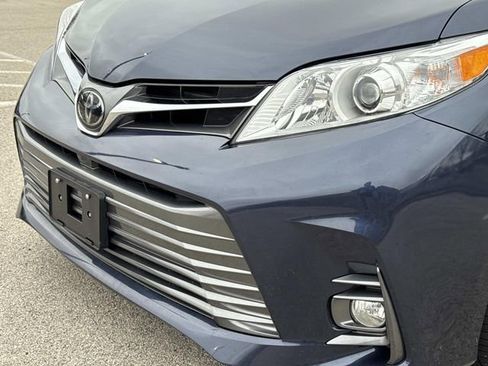 Used 2018 Toyota Sienna XLE w/ XLE Navigation Package image 10