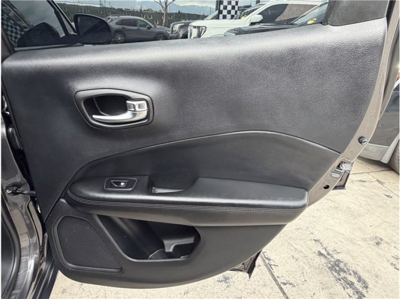 Used 2019 Jeep Compass Latitude FWD image 23