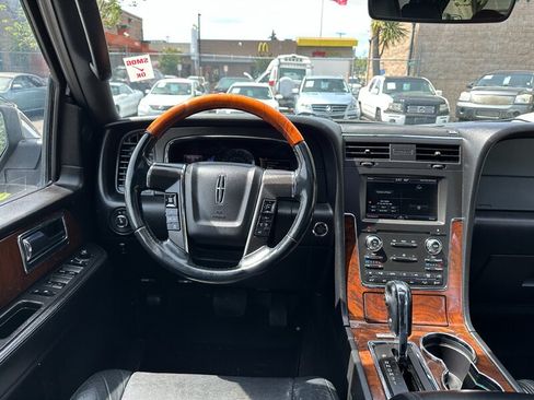 Used 2015 Lincoln Navigator 4WD image 17