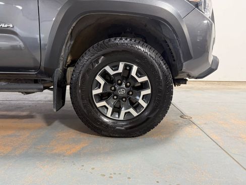 Used 2022 Toyota Tacoma TRD Off-Road w/ Technology Package AWD/4WD image 8