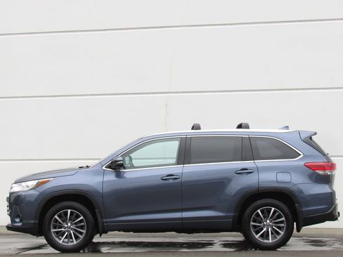 Used 2017 Toyota Highlander XLE AWD/4WD image 4