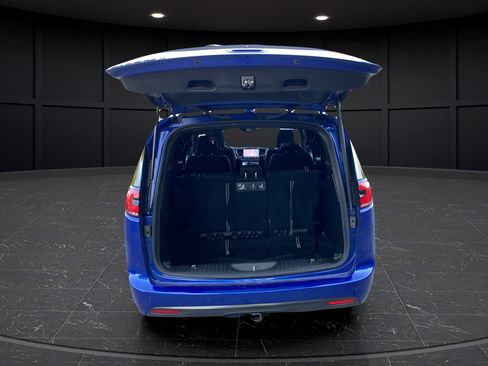 Used 2021 Chrysler Pacifica Touring-L w/ Uconnect Theater Family Group AWD/4WD image 28
