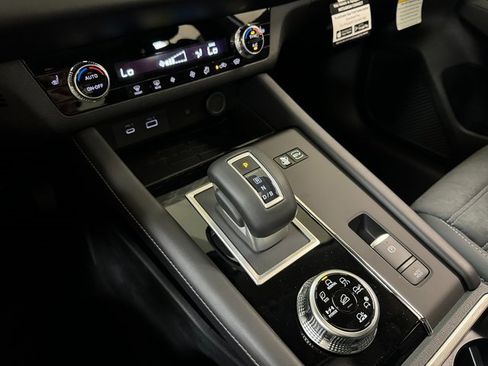 Used 2024 Mitsubishi Outlander 4WD Plug-In Hybrid image 20