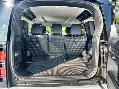 Used 2025 Land Rover Defender 110 S image 18