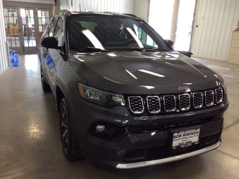Used 2024 Jeep Compass Limited image 7