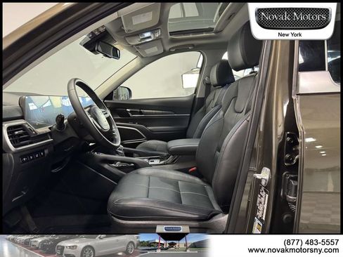 Used 2023 Kia Telluride EX w/ EX Captain's Chair Package AWD/4WD image 17