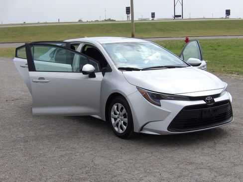 Used 2025 Toyota Corolla LE FWD image 28