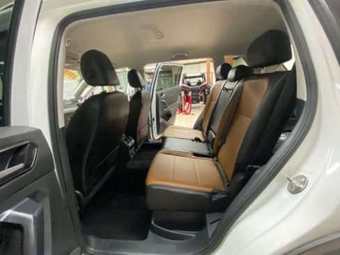 Used 2018 Volkswagen Tiguan SE image 16