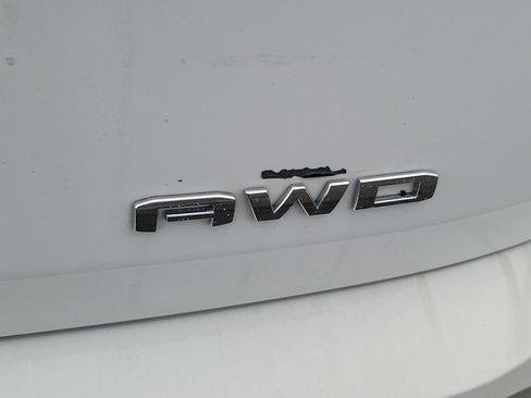 Used 2024 GMC Terrain SLT w/ Infotainment Package II image 7