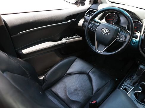 Used 2018 Toyota Camry XSE FWD image 12