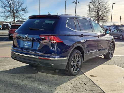 Certified 2022 Volkswagen Tiguan SE w/ Panoramic Sunroof Package image 3