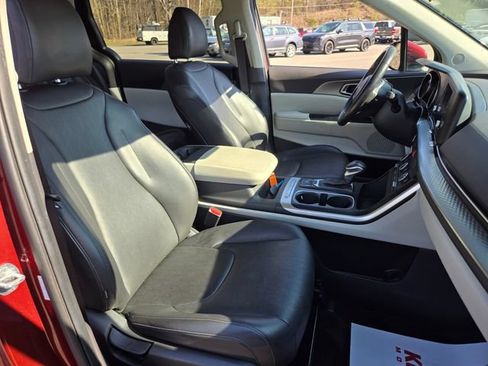 Used 2024 Kia Carnival LX FWD image 21