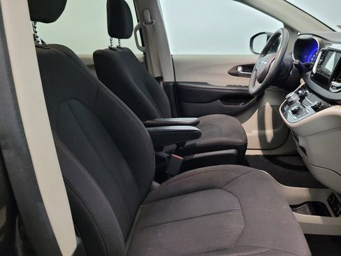 Used 2017 Chrysler Pacifica Touring FWD image 21