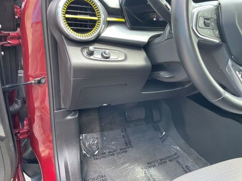 Used 2025 Chevrolet Trax LT w/ LT Convenience Package image 9