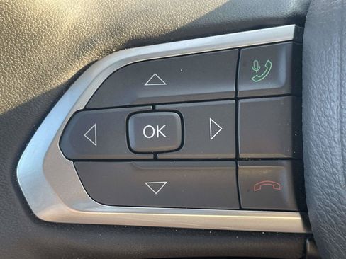 Certified 2025 Jeep Compass Latitude w/ Sun & Sound Group AWD/4WD image 27