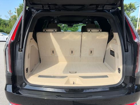 Used 2023 Cadillac Escalade Premium Luxury w/ LPO, Radiant Package AWD/4WD image 8