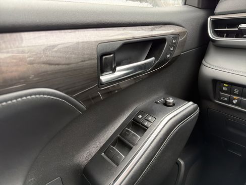 Used 2024 Toyota Highlander Limited image 26