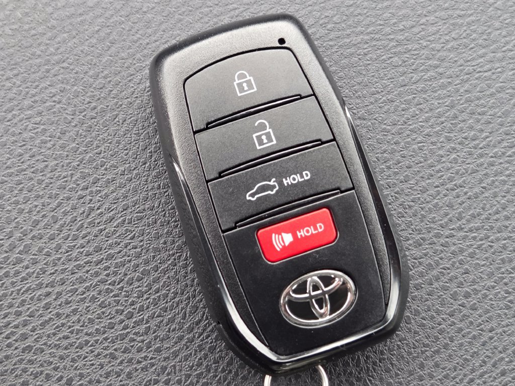 Used 2025 Toyota Camry XLE AWD/4WD image 40