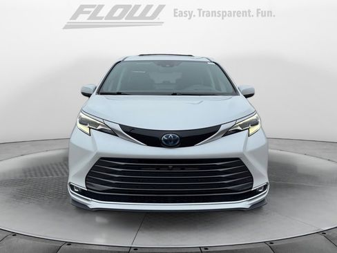 Certified 2023 Toyota Sienna Platinum image 2