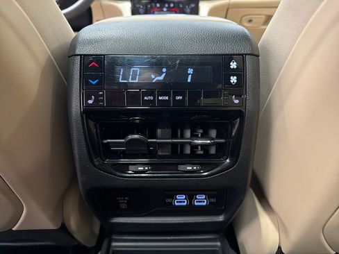Used 2023 Jeep Grand Cherokee L Limited w/ Luxury Tech Group II AWD/4WD image 21