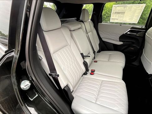 New 2025 Mitsubishi Outlander AWD image 9