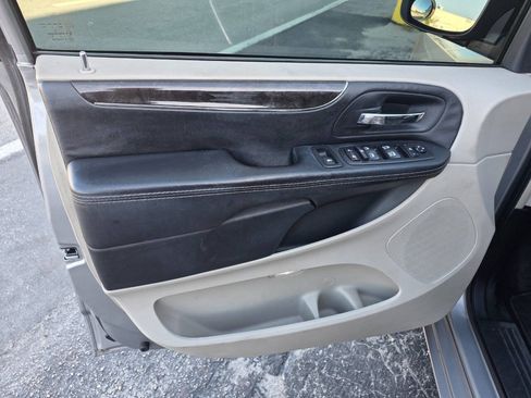 Used 2016 Chrysler Town & Country Touring FWD image 9