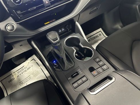 Used 2025 Toyota Highlander XLE image 41