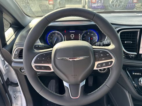 New 2026 Chrysler Pacifica Limited FWD image 15