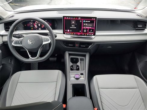New 2025 Volkswagen Tiguan SE image 16