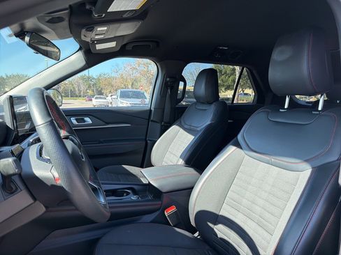 Used 2025 Ford Explorer ST-Line w/ ST-Line Street Pack image 9